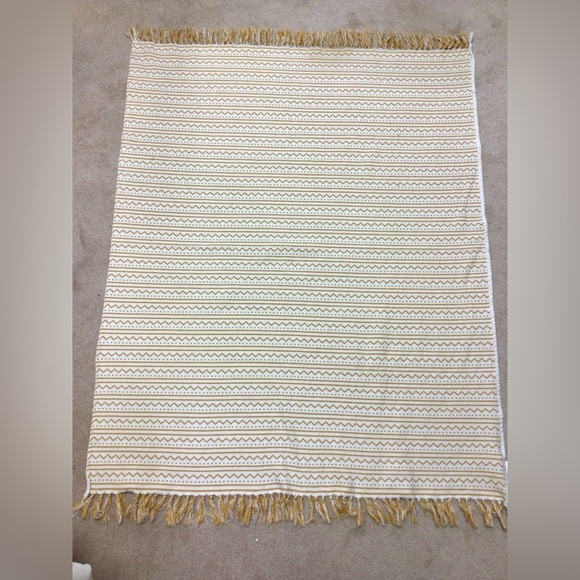 Urban86 Geometric Pattern Throw - Gold and Cream - Picture 9 of 11